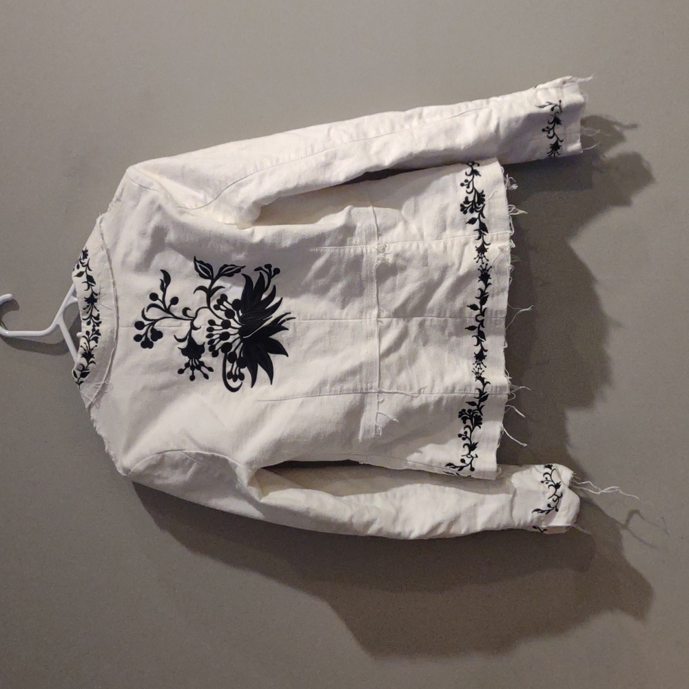 White House Black Market Women's 4 Winter White Black Embroidered Crop Blazer - Picture 6 of 7